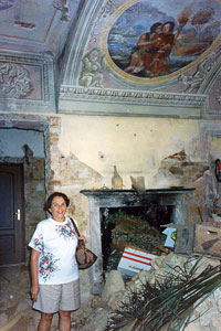 Maria Augusta da Silveira Hülse dentro da sala da casa da família Selva ainda sendo restaurada
